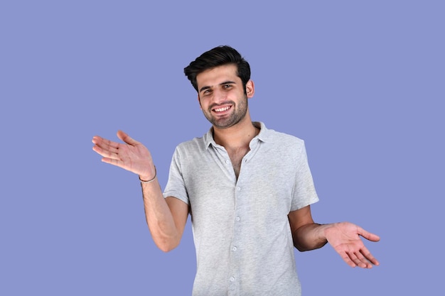 Jovem posando na frente com roupas de verão e sorrindo modelo indiano do paquistanês