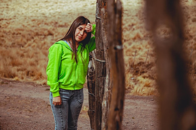 Jovem posando na paisagem montanhosa