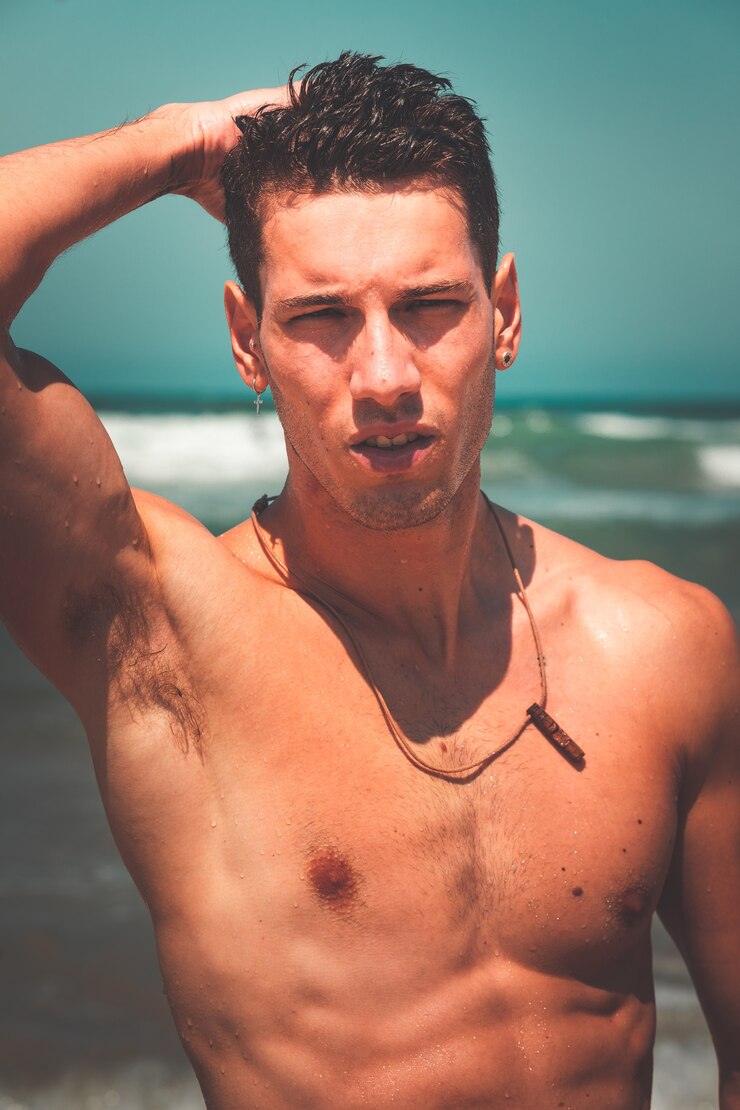 Foto jovem posando na praia de ilbarritz, em biarritz, país basco.