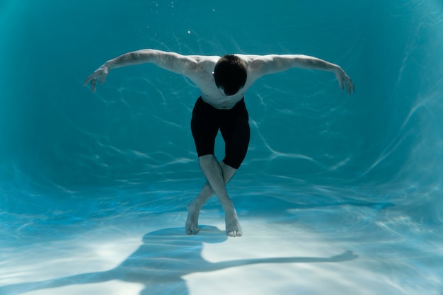 Foto jovem posando submerso na água