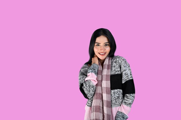 jovem pose frontal vestindo roupas de inverno com sorriso no fundo rosa modelo indiano do paquistanês