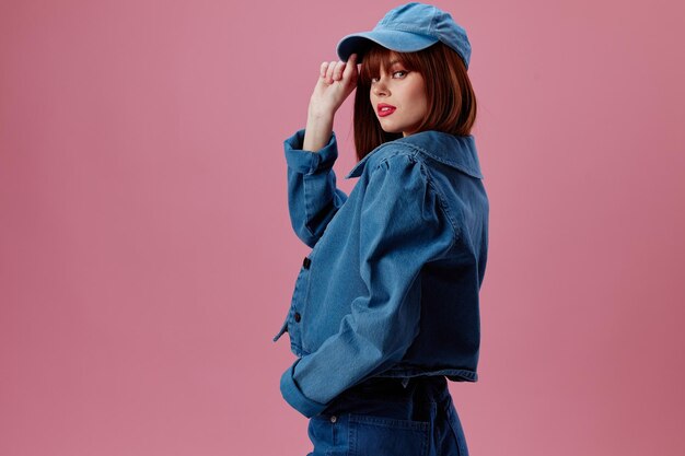 Foto jovem positiva em um boné e jaqueta jeans posando modelo de estúdio inalterado