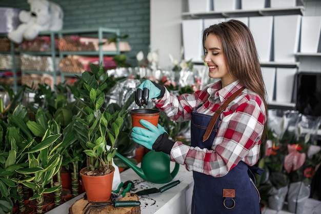 Jovem positiva, trabalhando no centro da flor