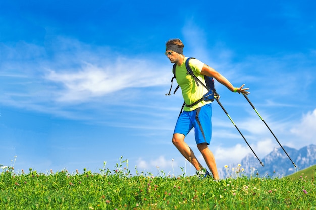 Jovem praticando caminhada nórdica na natureza