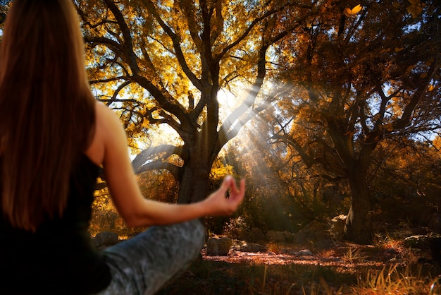 Foto jovem praticando ioga e meditação