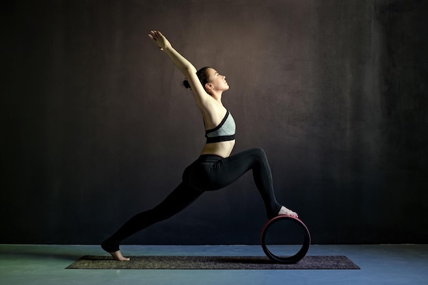 Jovem praticando ioga pose de guerreiro Virabhadrasana