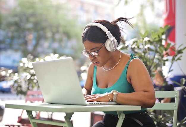 jovem preocupada trabalha com um pc em um café