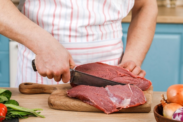 Jovem prepara comida em casa na cozinha