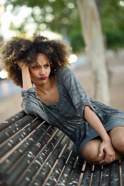 Jovem, preta, afro, penteado, sorrindo, urbano, fundo