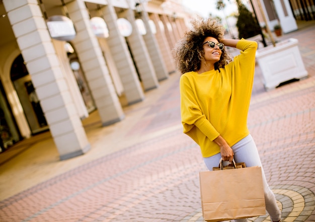 Jovem, pretas, mulher, com, cabelo ondulado, em, shopping