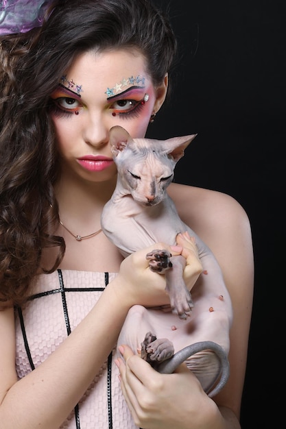 Jovem princesa com gato Sphynx