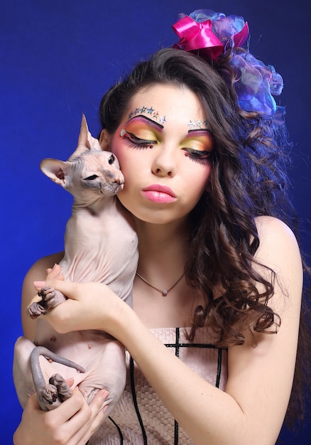 Jovem princesa com gato sphynx.