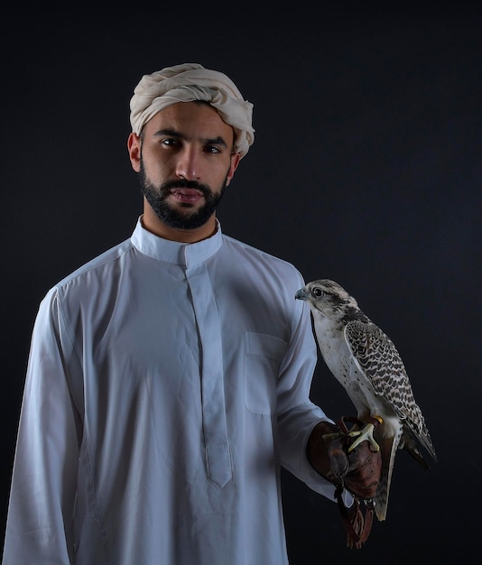 Jovem príncipe árabe segurando uma ave de rapina.