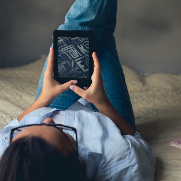 Jovem procurando e-book