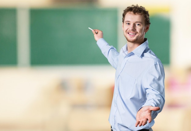 Jovem professor em pé na classe