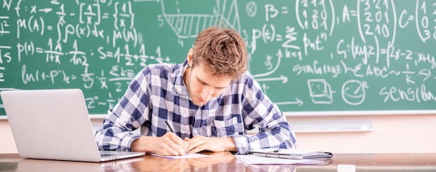 Jovem professor trabalhando com um laptop ou dando uma palestra on-line seminário on-line