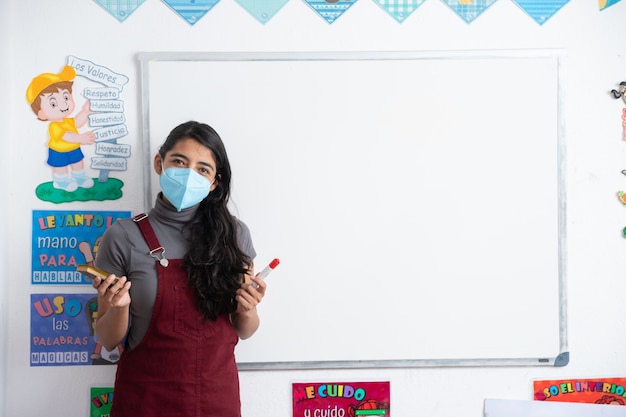 Jovem professora mexicana usando máscara na volta às aulas após a pandemia de coronavírus