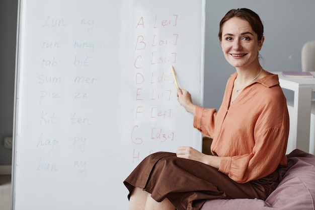 Foto jovem professora trabalhando na escola