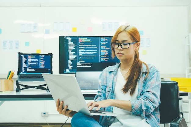 Jovem programadora ou especialista em ti satisfeita com o trabalho realizado