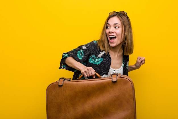 Jovem pronta para ir de férias em amarelo