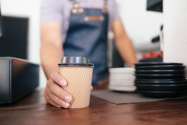 Jovem proprietário do cliente de serviço de café café.