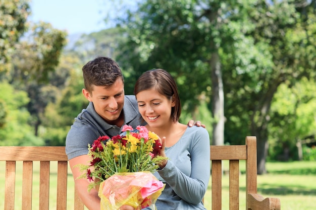 Jovem que oferece flores para sua namorada