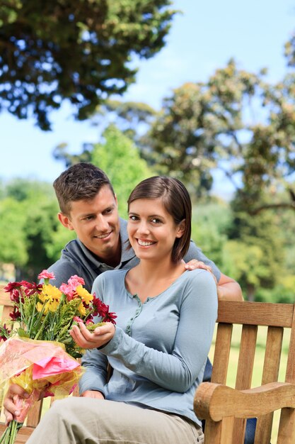 Jovem que oferece flores para sua namorada