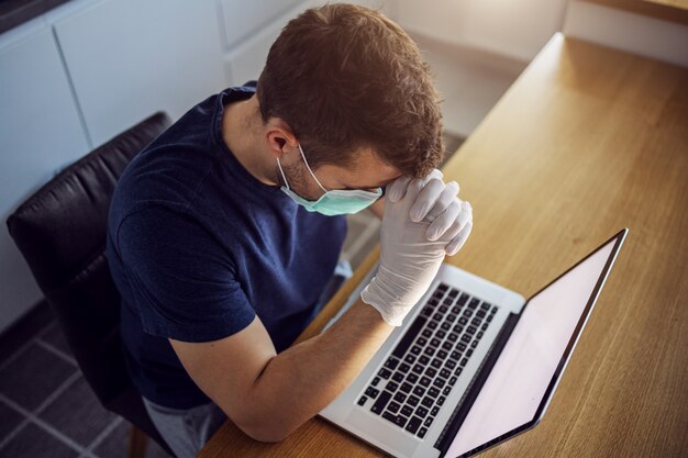 Jovem que trabalha em casa. Escritório remoto durante a pandemia. Medidas de segurança. Ficar em casa.