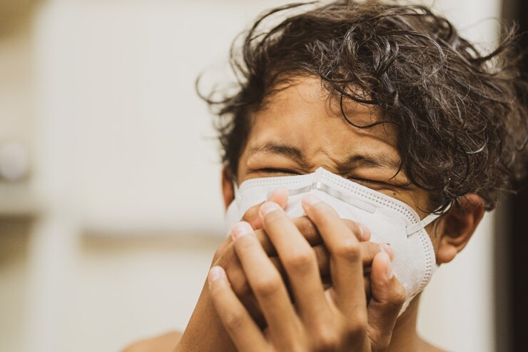 Foto jovem rapaz asiático usando uma máscara protetora, medo de gripe e coronavírus