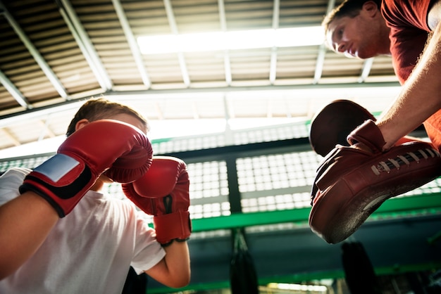 Jovem rapaz aspirando a se tornar um boxeador