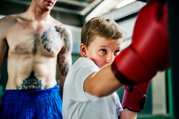 Jovem rapaz aspirando a se tornar um boxeador