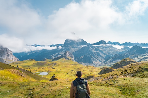 Jovem rapaz aventureiro caminhando pelas altas montanhas Estilo de vida, relaxamento e liberdade