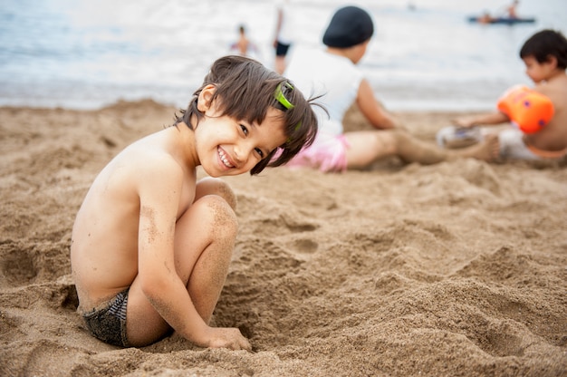 Jovem rapaz curtindo a praia