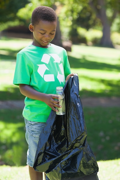 Jovem rapaz em reciclar tshirt pegando lixo