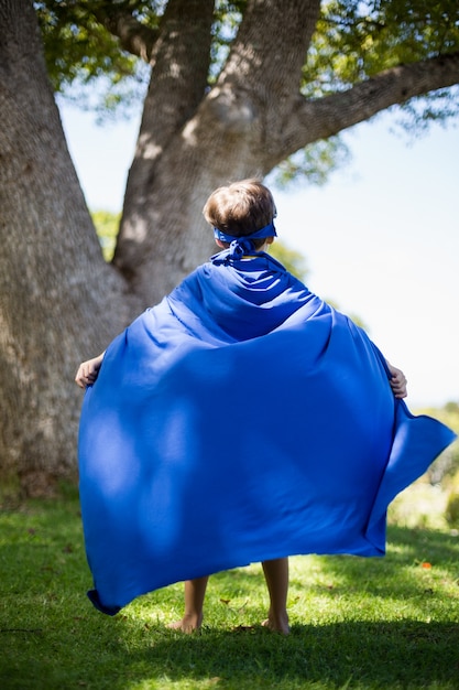 Jovem rapaz fingindo ser um super-herói