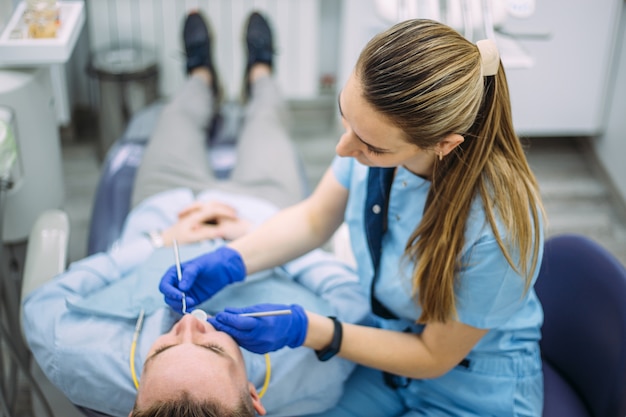 Jovem rapaz na consulta do dentista. verificação e tratamento dentário em um linic.