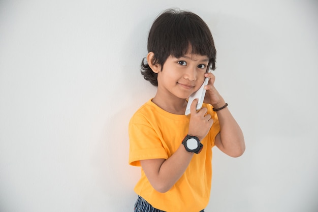 Jovem rapaz usando telefone inteligente