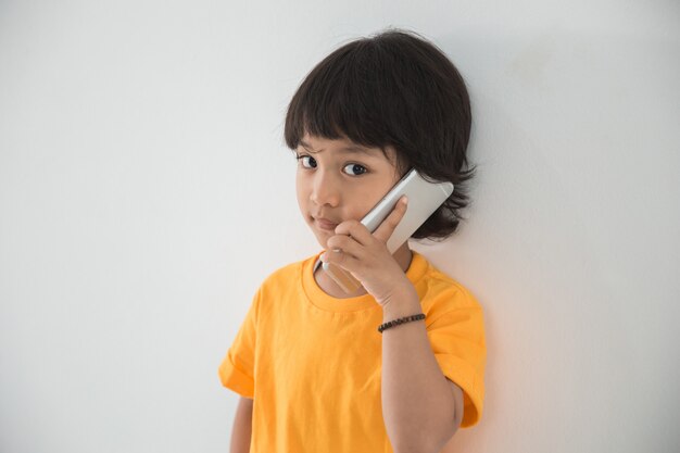 Jovem rapaz usando telefone inteligente