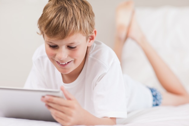 Jovem rapaz usando um tablet computador