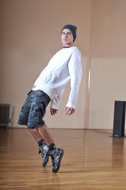 Foto jovem realizando break dance no estúdio de dança