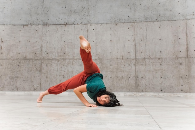 Jovem realizando dança contemporânea no palco