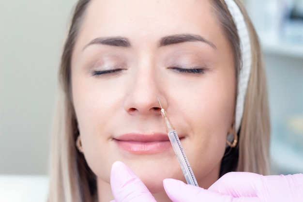 Jovem recebendo injeção cosmética de botox