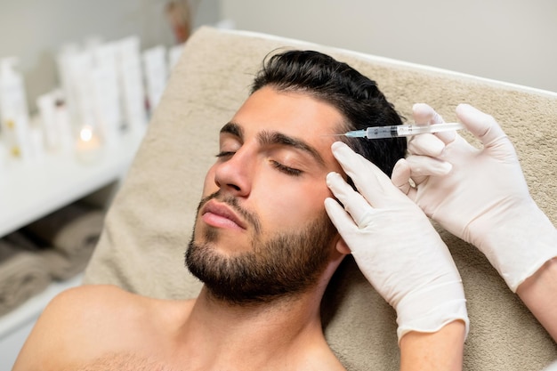 Jovem recebendo injeção de botox