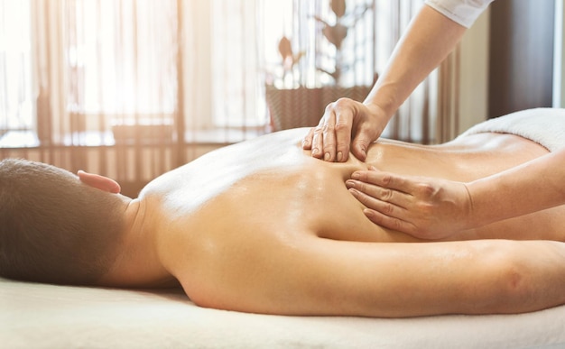 Jovem recebendo massagem nas costas em centro de spa