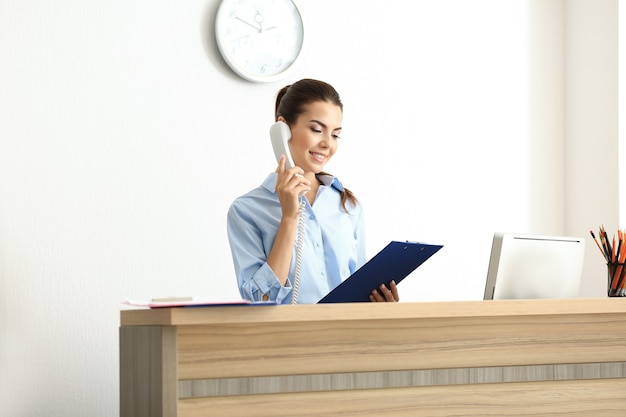 Foto jovem recepcionista trabalhando no escritório