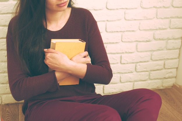 Jovem relaxada lendo um livro