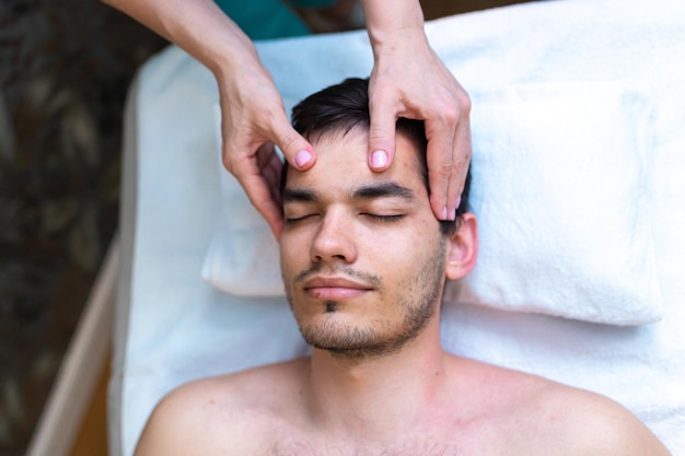 Jovem relaxado no centro de spa