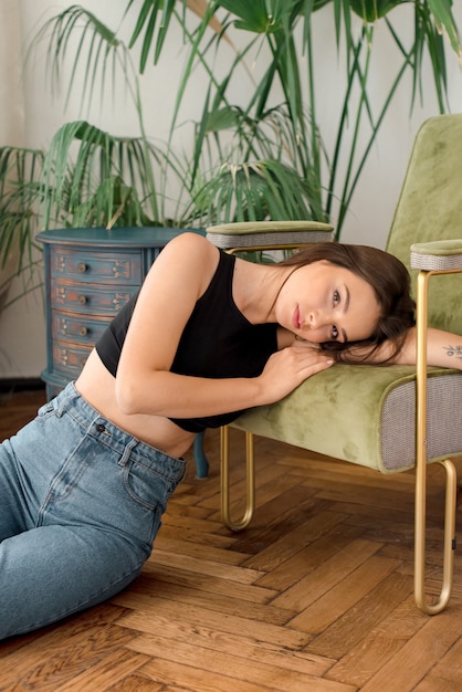 Jovem relaxando em casa