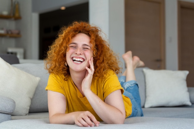 Jovem relaxando em seu sofá Retrato de uma linda mulher sorrindo em casa mulher casual olhando para a câmera com espaço de cópia