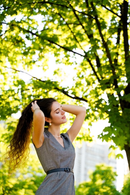 Foto jovem relaxando em um parque verde